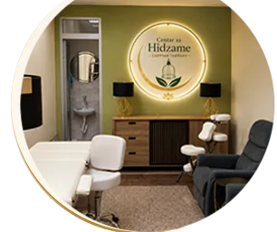 Prostorija za tretmane sa osvijetljenim logotipom Centra za Hidžame