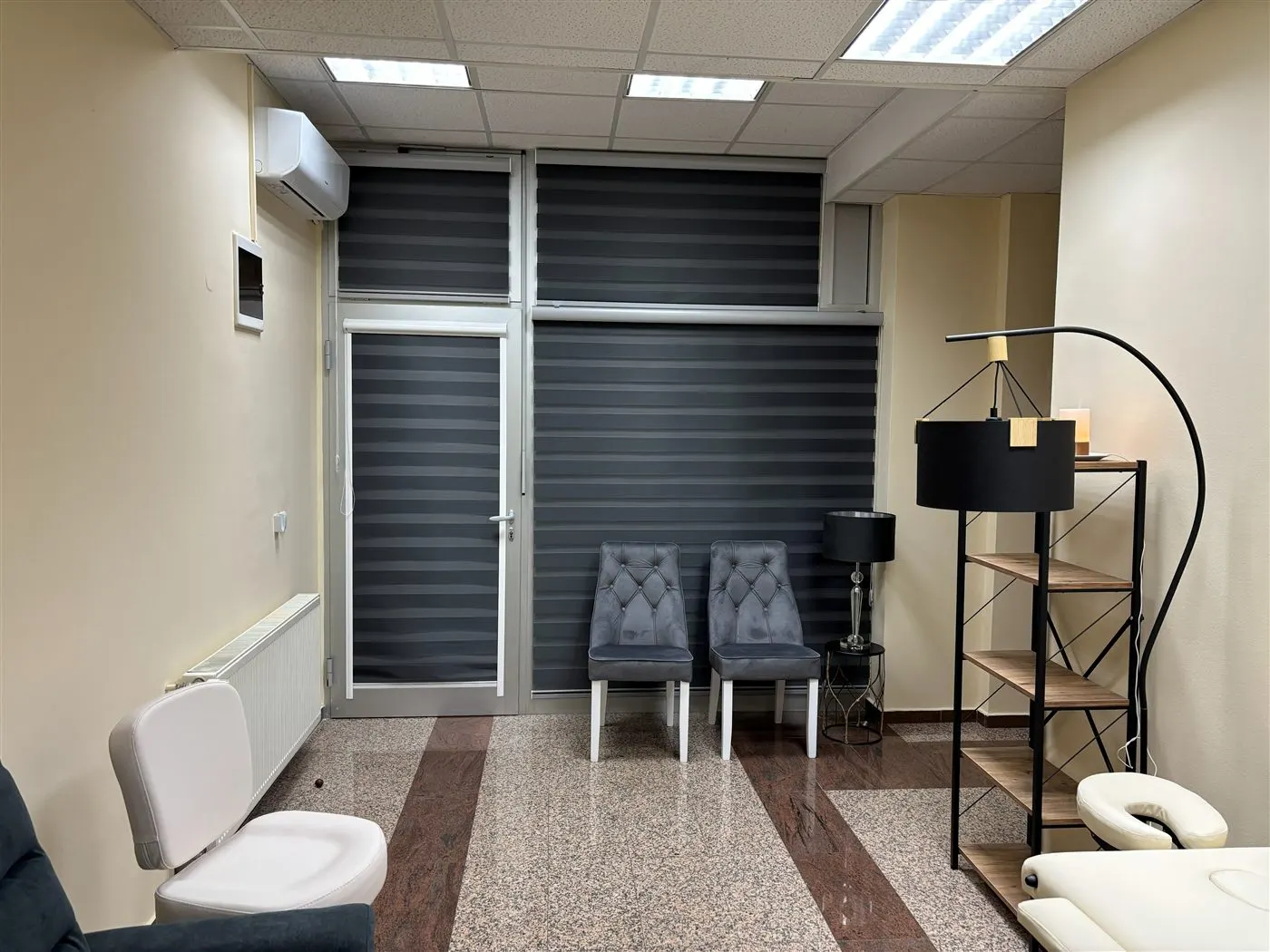 Prostor za opuštanje sa foteljama u Centru za Hidžame